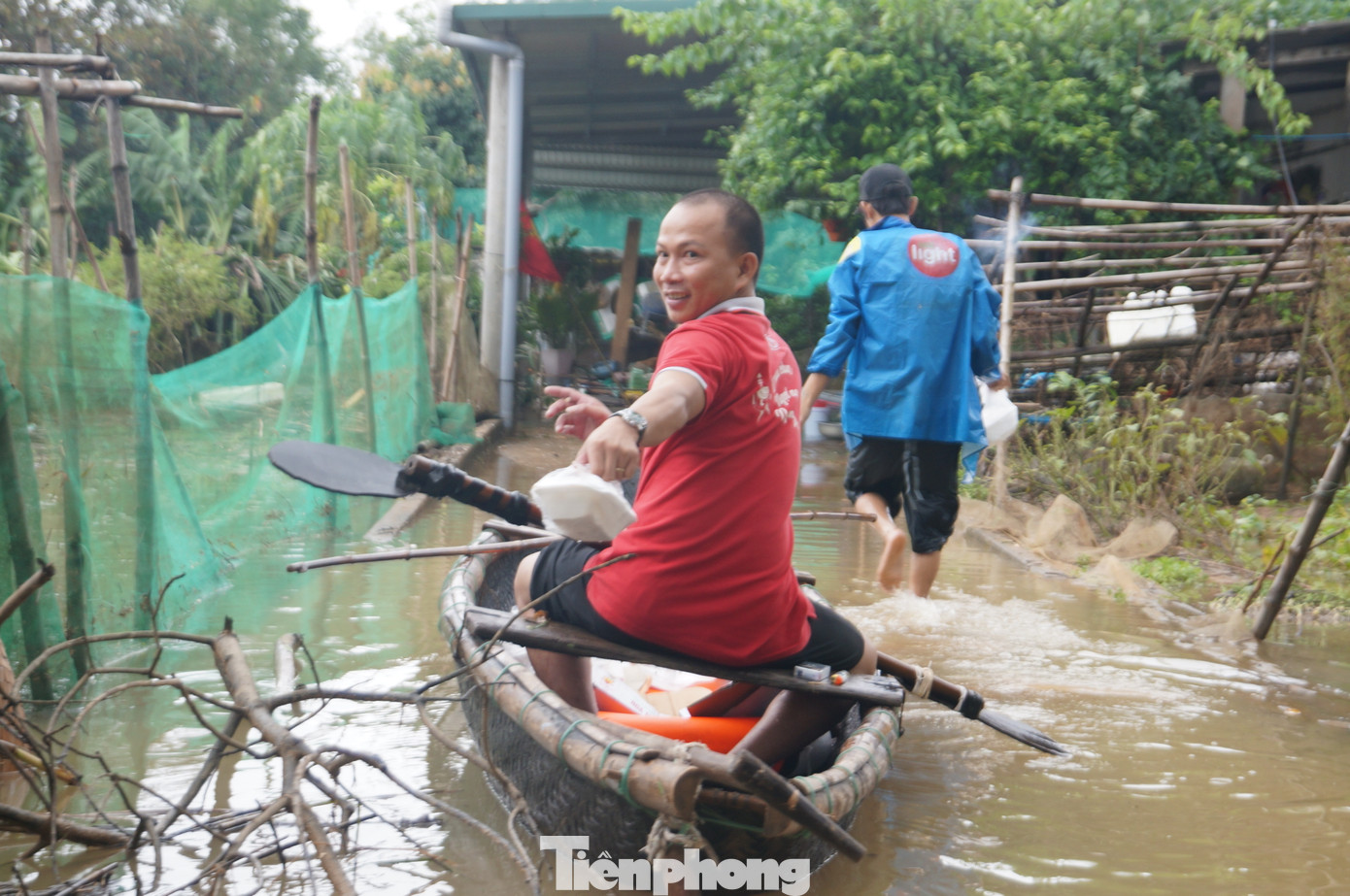 Tổ tình nguyện chia cơm nước, trẻ em dùng bè chuối đi nhận tiếp tế ảnh 6