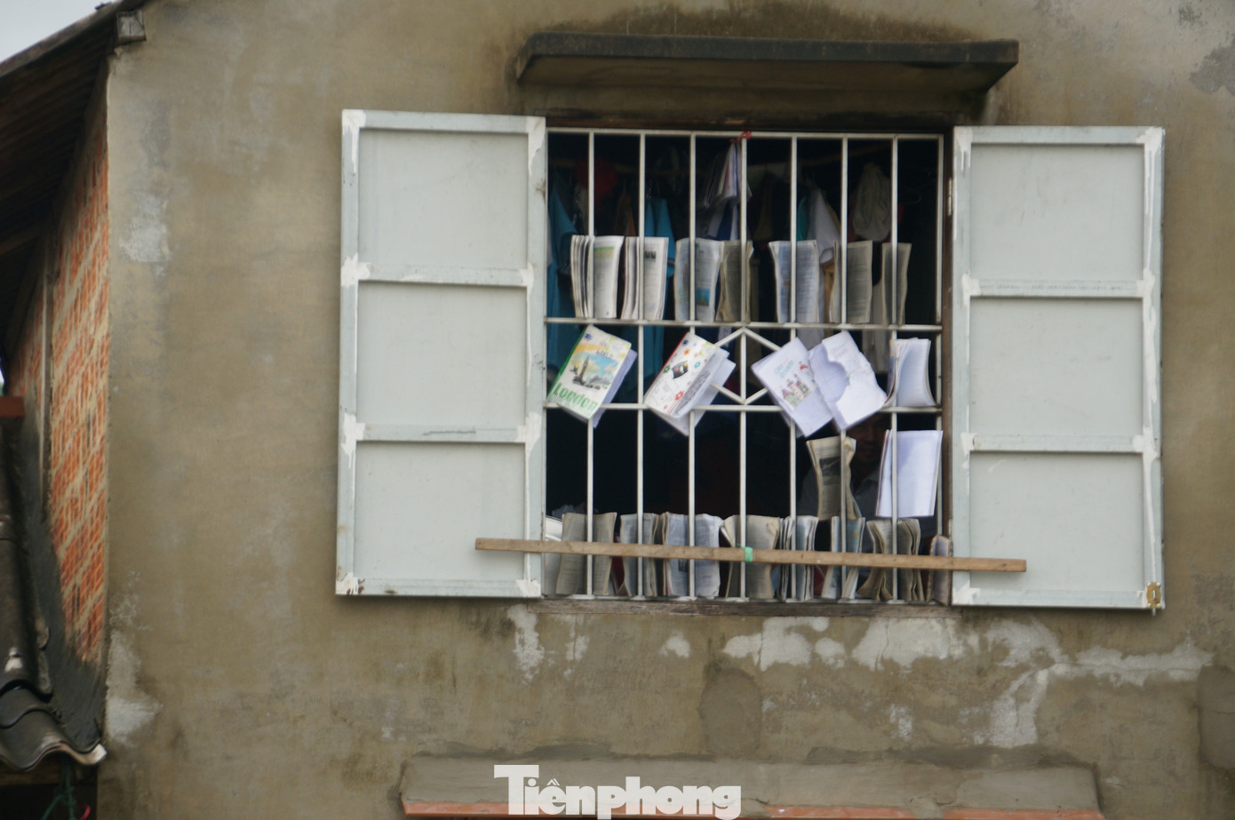 Tổ tình nguyện chia cơm nước, trẻ em dùng bè chuối đi nhận tiếp tế ảnh 9