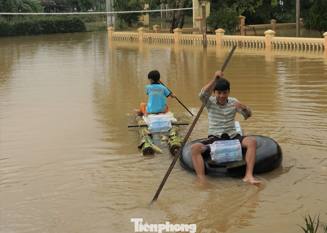 Tổ tình nguyện chia cơm nước, trẻ em dùng bè chuối đi nhận tiếp tế ảnh 8