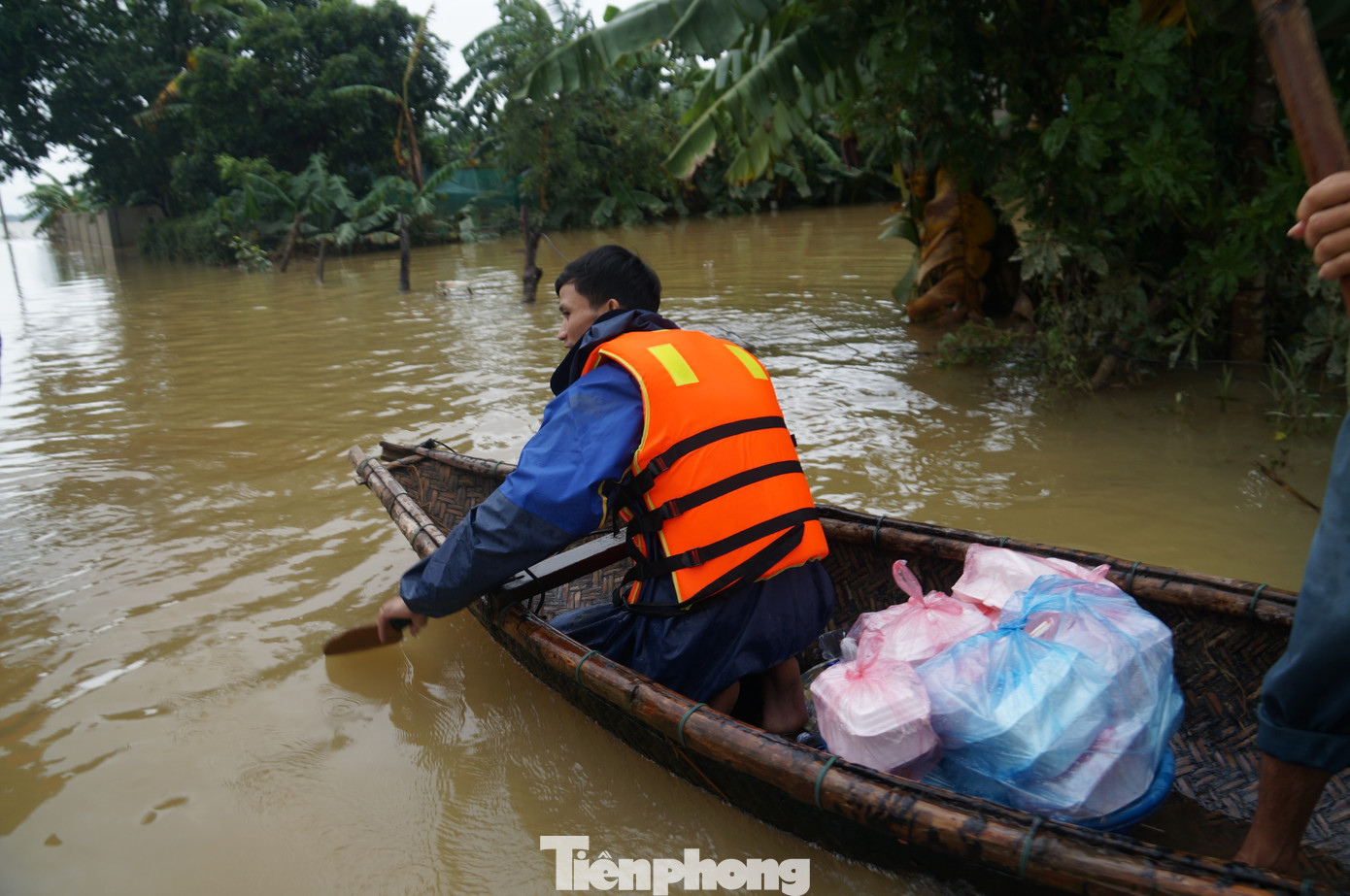 Tổ tình nguyện chia cơm nước, trẻ em dùng bè chuối đi nhận tiếp tế ảnh 3