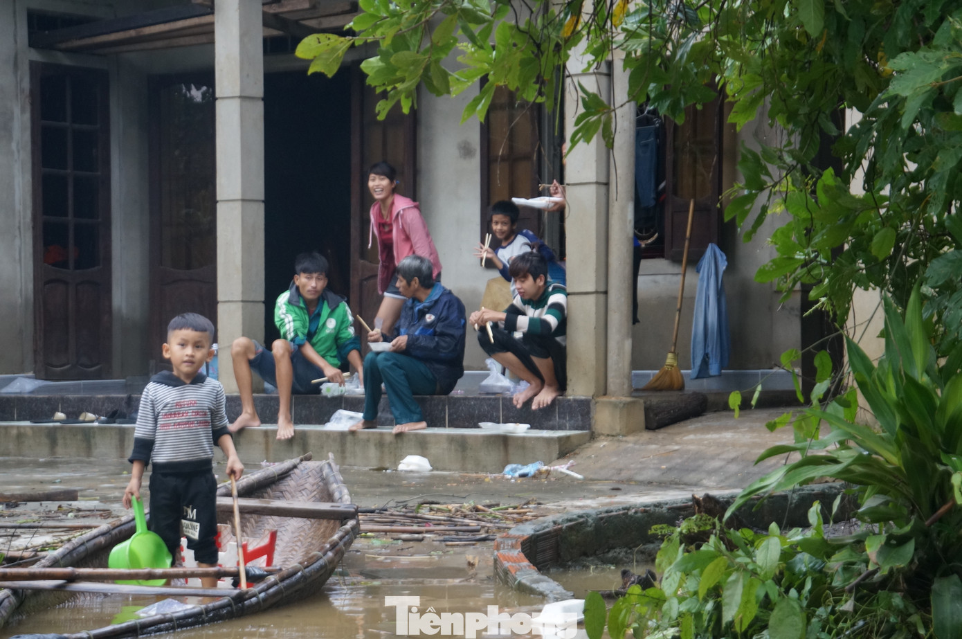 Tổ tình nguyện chia cơm nước, trẻ em dùng bè chuối đi nhận tiếp tế ảnh 15