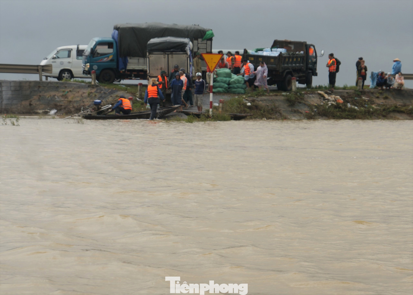 Tổ tình nguyện chia cơm nước, trẻ em dùng bè chuối đi nhận tiếp tế ảnh 4