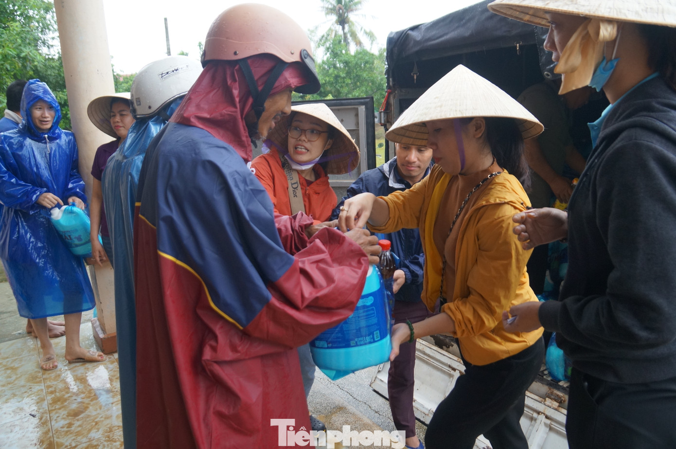 Tổ tình nguyện chia cơm nước, trẻ em dùng bè chuối đi nhận tiếp tế ảnh 7