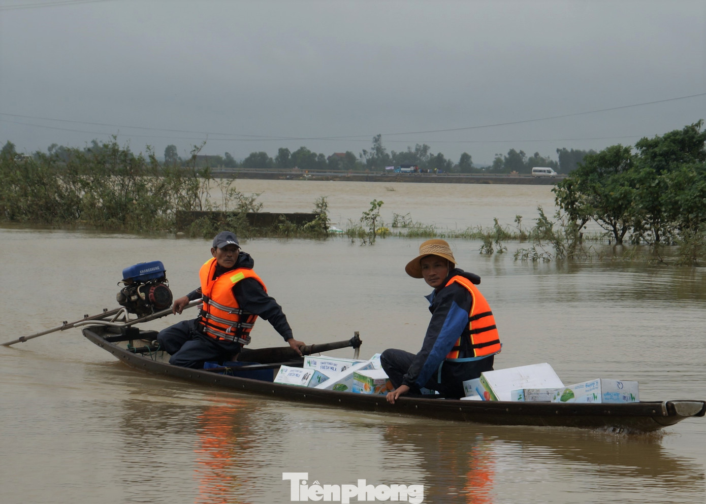 Tổ tình nguyện chia cơm nước, trẻ em dùng bè chuối đi nhận tiếp tế ảnh 2