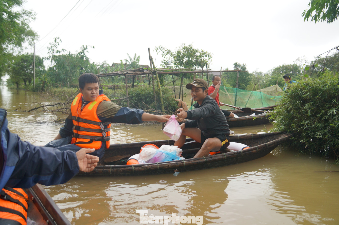 Tổ tình nguyện chia cơm nước, trẻ em dùng bè chuối đi nhận tiếp tế ảnh 5