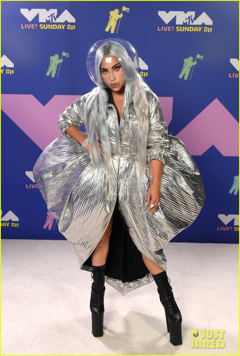 Lady Gaga thay 9 bộ đồ tại VMAs 2020, ‘khủng bố’ nhất là loạt khẩu trang độc – lạ ảnh 1