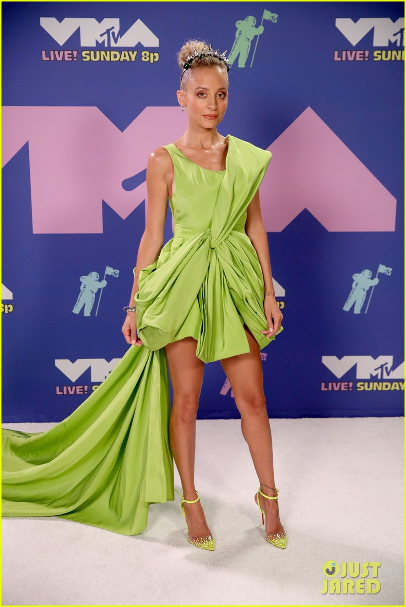 Miley Cyrus và Bella Hadid hở bạo, Lady Gaga siêu dị trên thảm đỏ VMAs ảnh 11