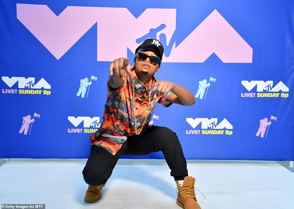 Miley Cyrus và Bella Hadid hở bạo, Lady Gaga siêu dị trên thảm đỏ VMAs ảnh 15