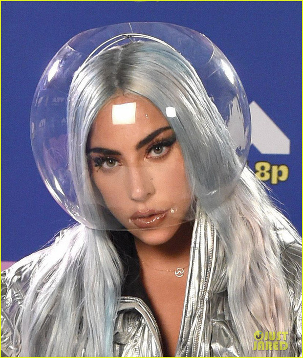 Lady Gaga thay 9 bộ đồ tại VMAs 2020, ‘khủng bố’ nhất là loạt khẩu trang độc – lạ ảnh 2