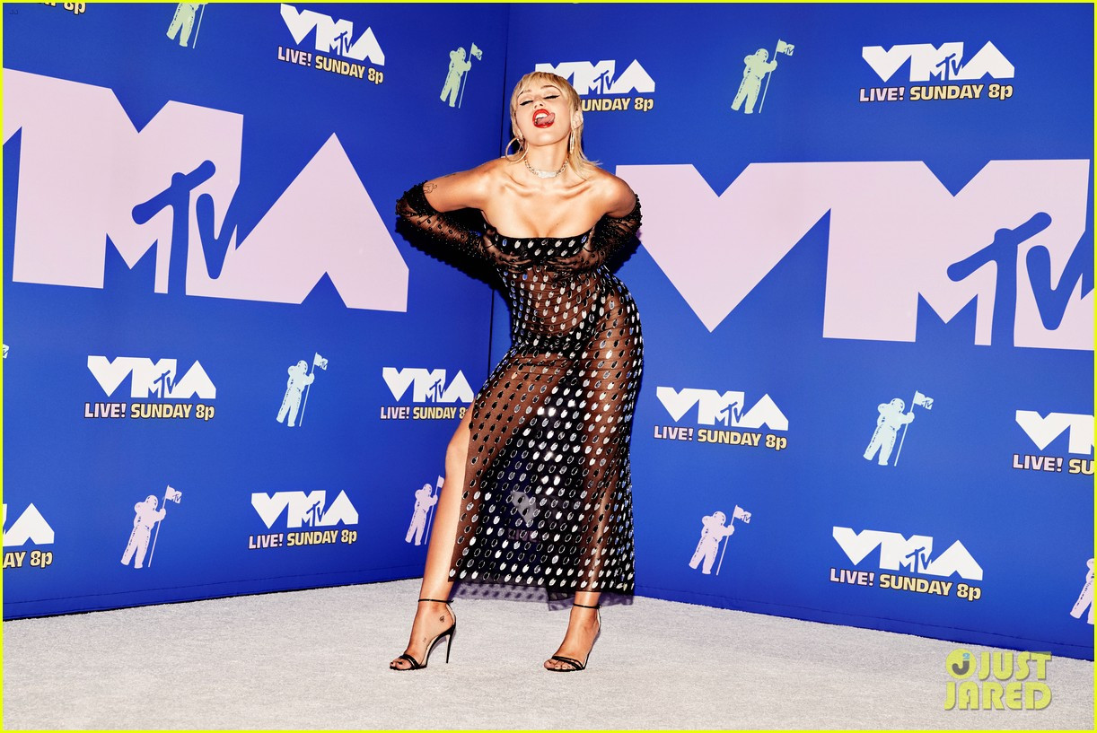 Miley Cyrus và Bella Hadid hở bạo, Lady Gaga siêu dị trên thảm đỏ VMAs ảnh 2