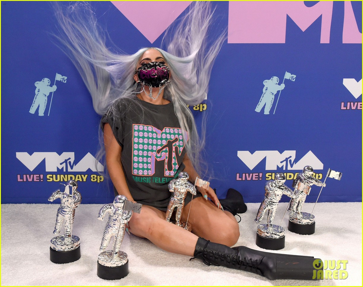 Lady Gaga thay 9 bộ đồ tại VMAs 2020, ‘khủng bố’ nhất là loạt khẩu trang độc – lạ ảnh 13