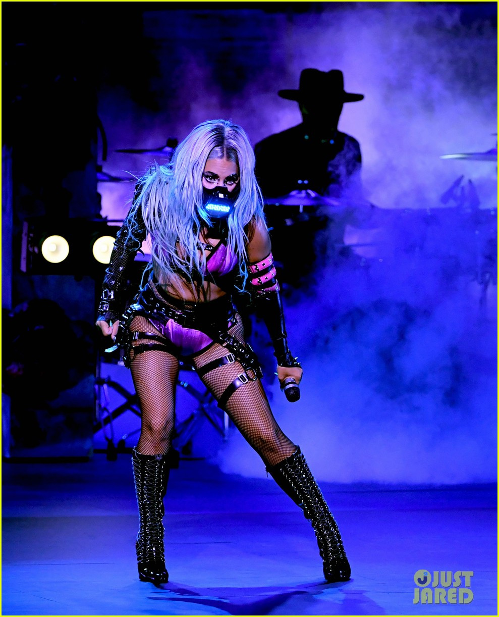 Lady Gaga thay 9 bộ đồ tại VMAs 2020, ‘khủng bố’ nhất là loạt khẩu trang độc – lạ ảnh 11