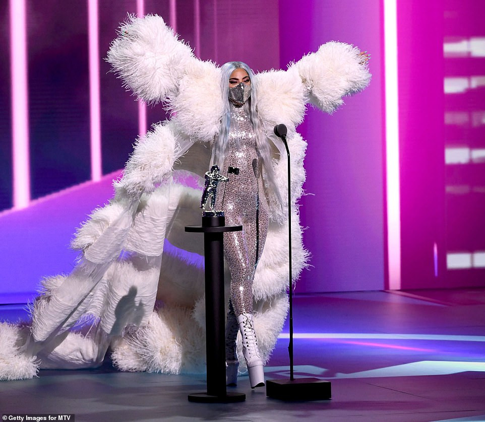 Lady Gaga thay 9 bộ đồ tại VMAs 2020, ‘khủng bố’ nhất là loạt khẩu trang độc – lạ ảnh 9