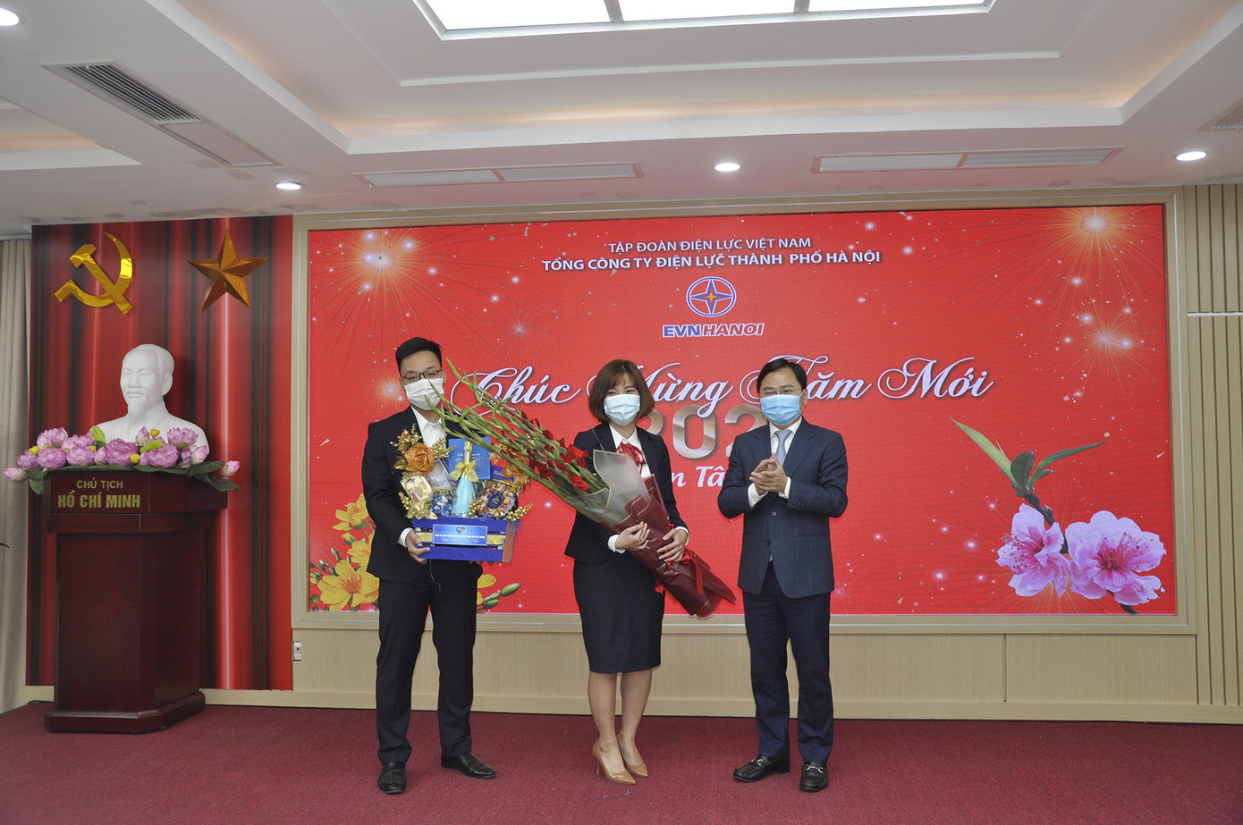 Bí thư thứ nhất Trung ương Đoàn thăm và chúc Tết Tổng Cty Điện lực Hà Nội ảnh 2