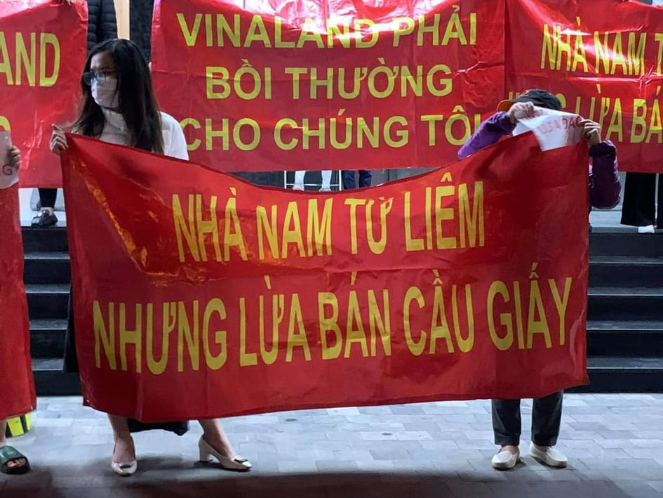 Hà Nội: Cư dân căng băng rôn vì mua chung cư 'kẹt' địa giới giữa hai quận ảnh 3