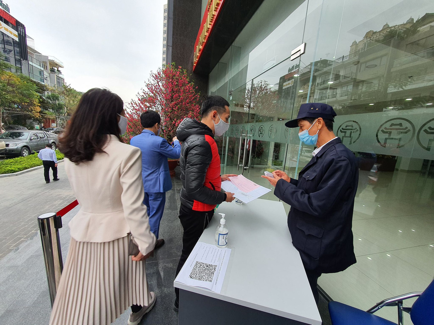 Ngày làm việc đầu năm khác lạ tại cơ quan, công sở Hà Nội ảnh 2