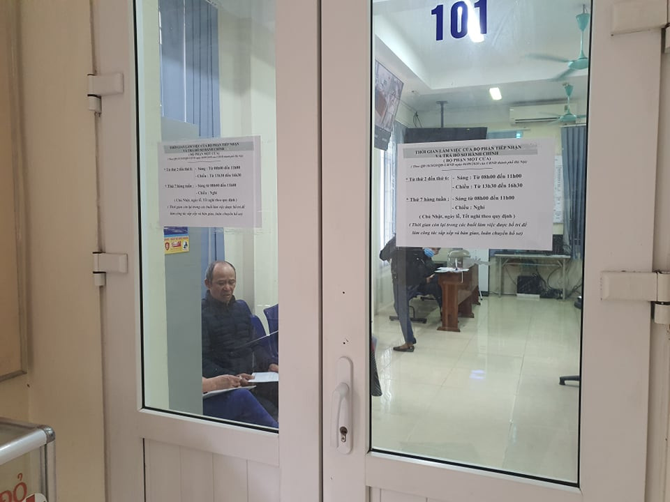 Nhiều cơ quan hành chính Hà Nội niêm yết lệch múi giờ làm việc ảnh 5