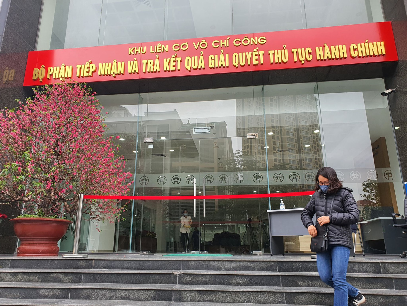 Ngày làm việc đầu năm khác lạ tại cơ quan, công sở Hà Nội ảnh 1