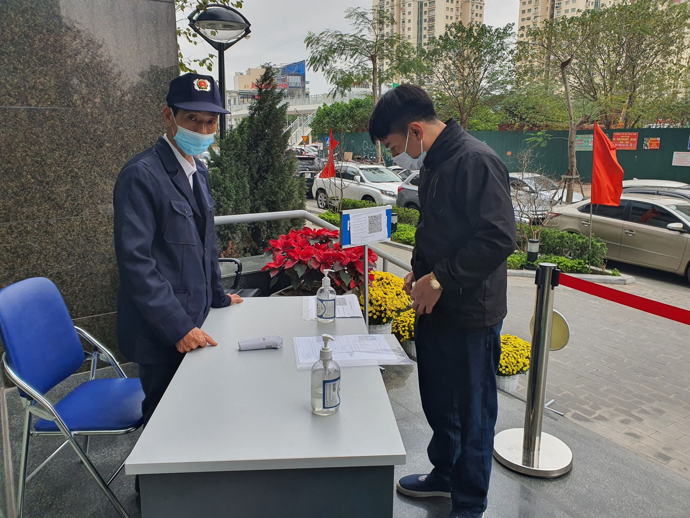 Ngày làm việc đầu năm khác lạ tại cơ quan, công sở Hà Nội ảnh 3