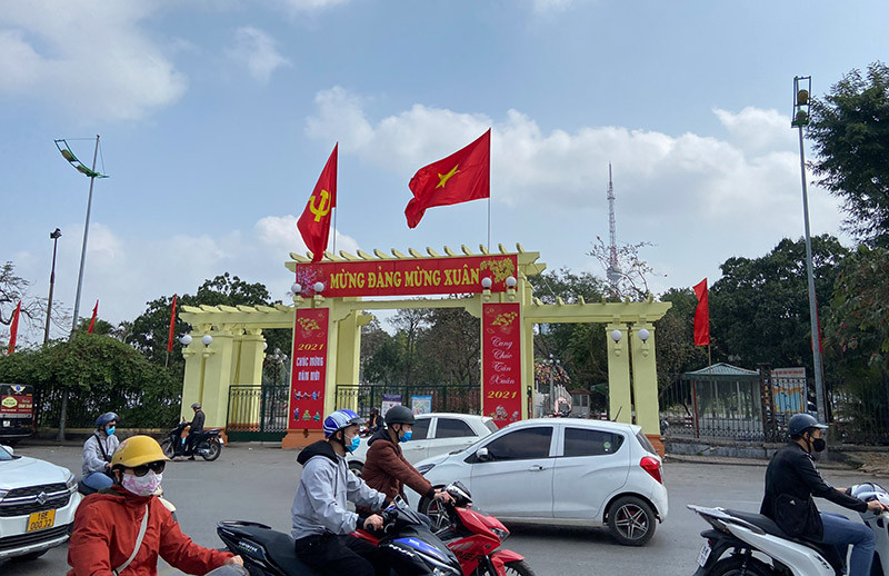 Công viên, vườn thú Hà Nội rực rỡ cờ hoa, sẵn sàng đón du khách dịp Tết ảnh 3