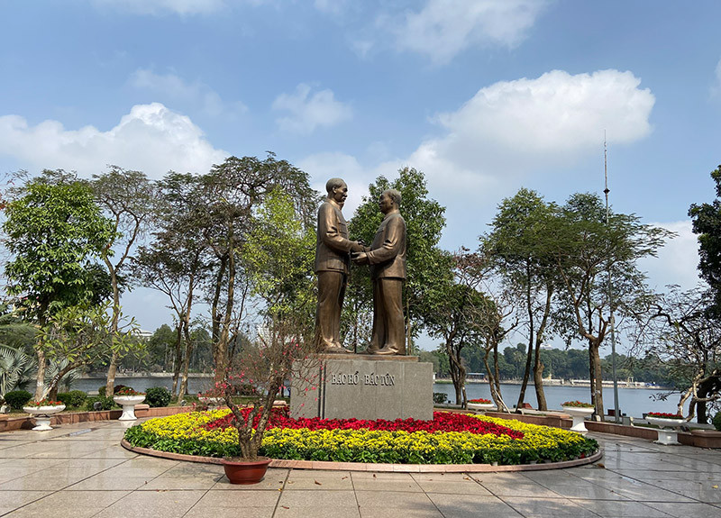 Công viên, vườn thú Hà Nội rực rỡ cờ hoa, sẵn sàng đón du khách dịp Tết ảnh 6