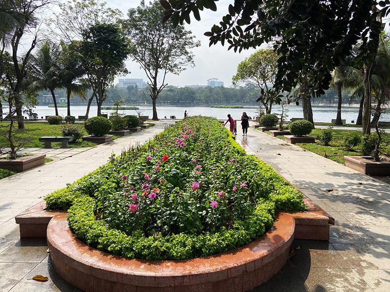 Công viên, vườn thú Hà Nội rực rỡ cờ hoa, sẵn sàng đón du khách dịp Tết ảnh 1