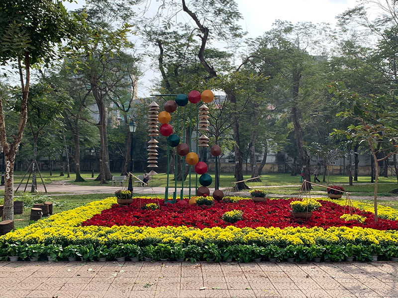 Công viên, vườn thú Hà Nội rực rỡ cờ hoa, sẵn sàng đón du khách dịp Tết ảnh 4