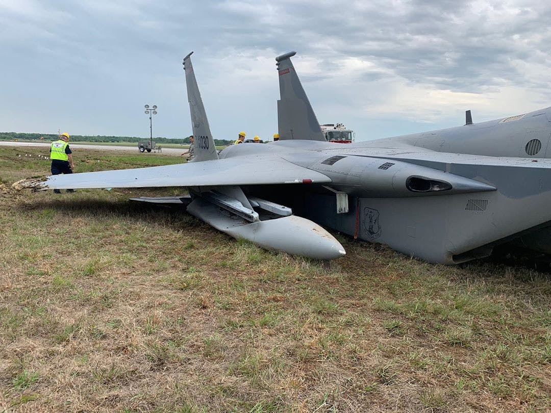 Máy bay tiêm kích bảo vệ Tổng thống Trump hạ cánh khẩn cấp ảnh 3