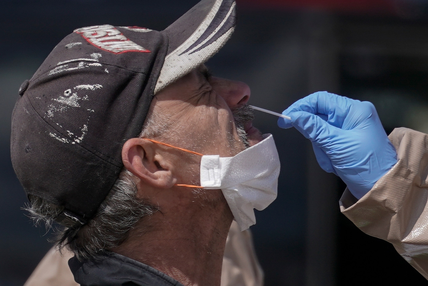 Cảnh tượng hiếm thấy ở Nhà Trắng: Nhân viên đeo khẩu trang ảnh 1