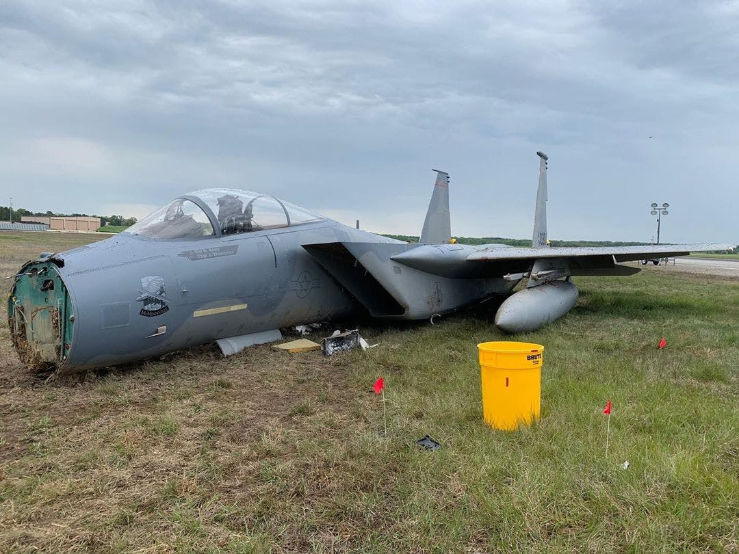 Máy bay tiêm kích bảo vệ Tổng thống Trump hạ cánh khẩn cấp ảnh 1