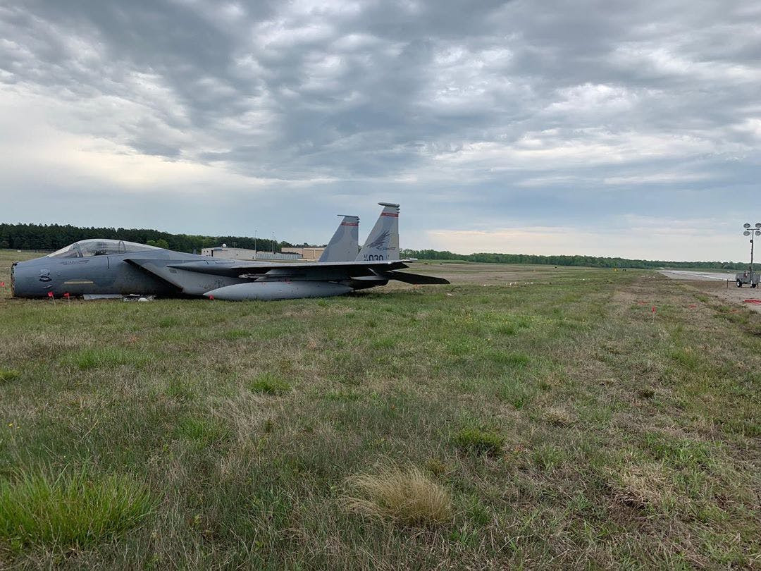 Máy bay tiêm kích bảo vệ Tổng thống Trump hạ cánh khẩn cấp ảnh 2
