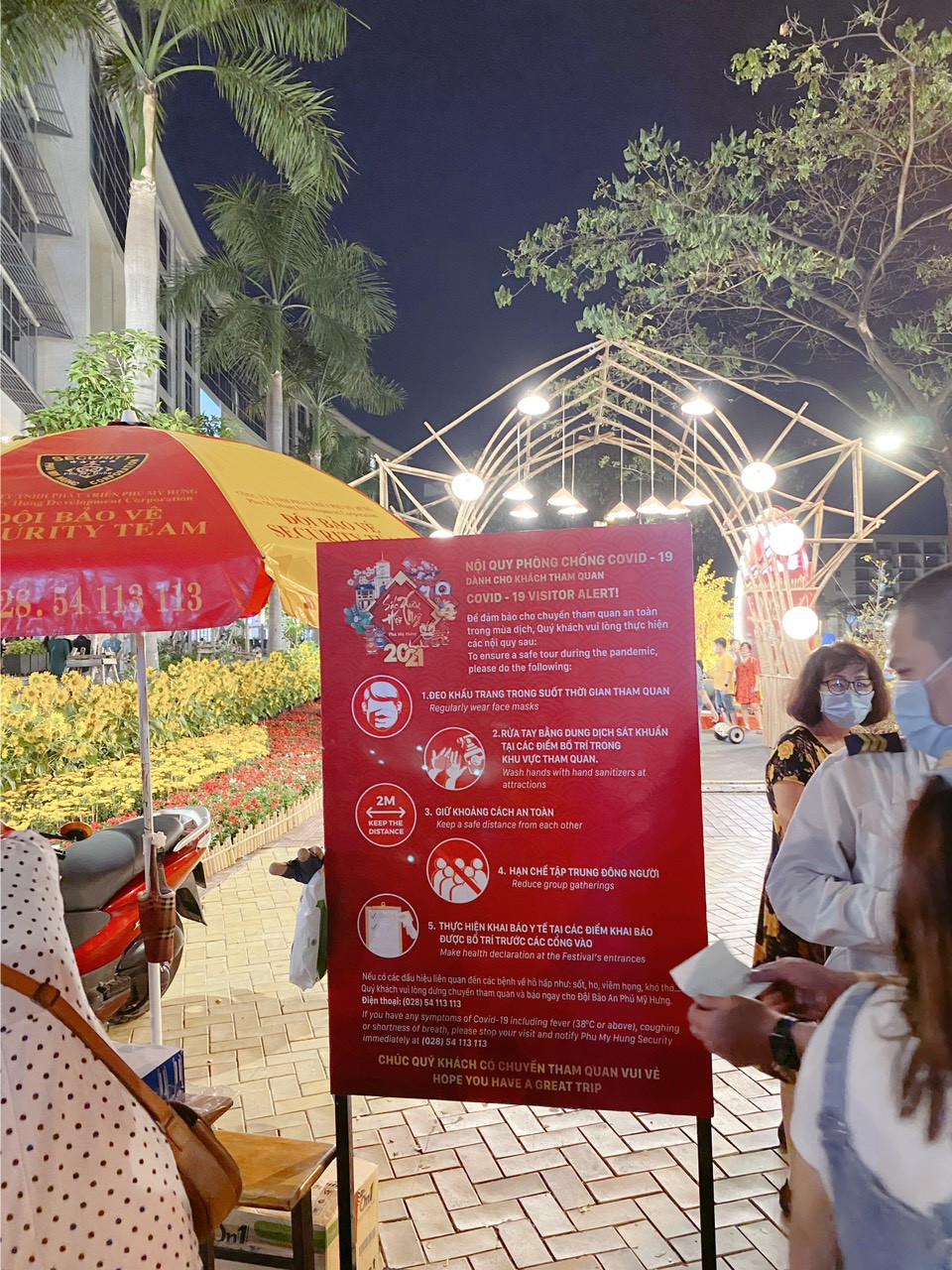 Đường hoa Phú Mỹ Hưng tấp nập người tham quan, bắt buộc đeo khẩu trang và khai báo y tế ảnh 1