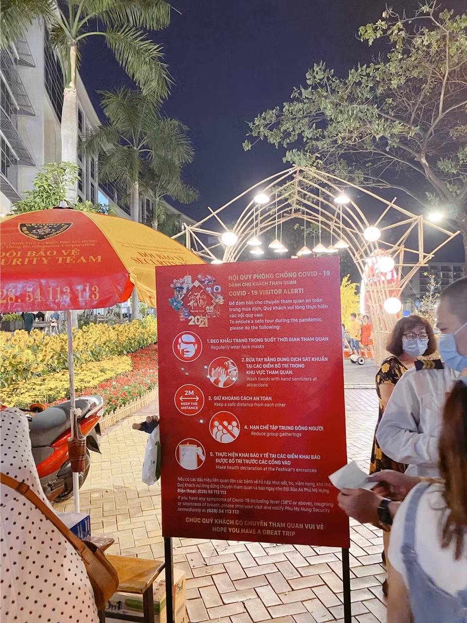 Đường hoa Phú Mỹ Hưng tấp nập người tham quan, bắt buộc đeo khẩu trang và khai báo y tế ảnh 1