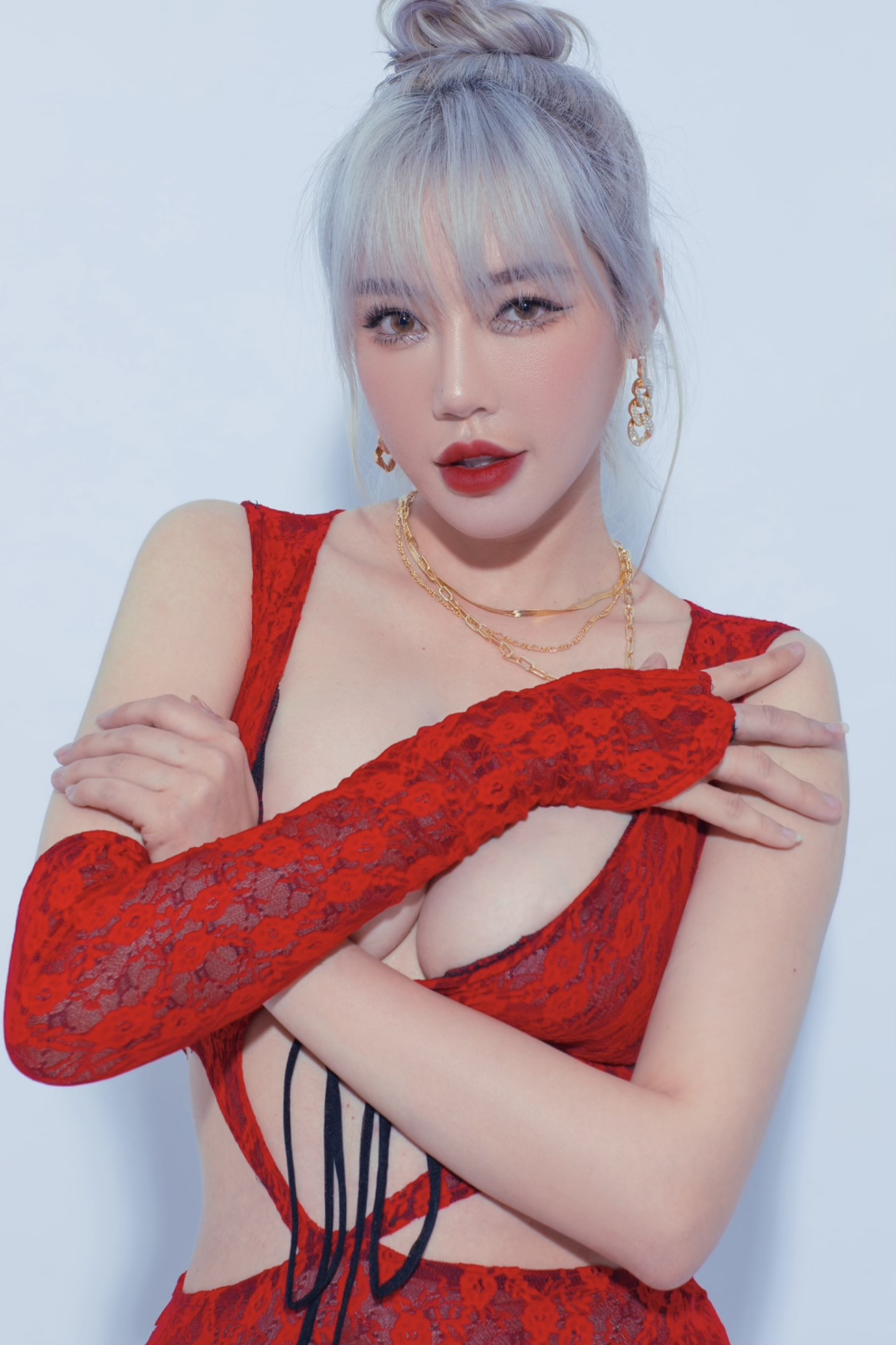 Elly Trần tung bộ ảnh khoe 3 vòng nóng bỏng ảnh 2