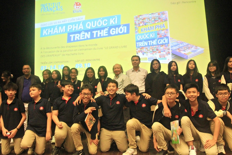 Sách hay nên đọc: Khám phá những câu chuyện kì thú xoay quanh 194 lá quốc kì ảnh 3