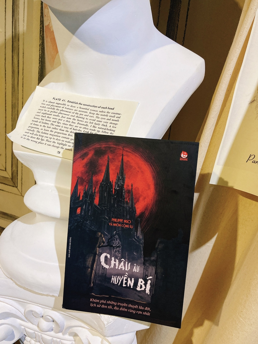 Sách hay mùa Halloween: Trải nghiệm “du lịch đen” nơi Châu Âu huyền bí ảnh 3