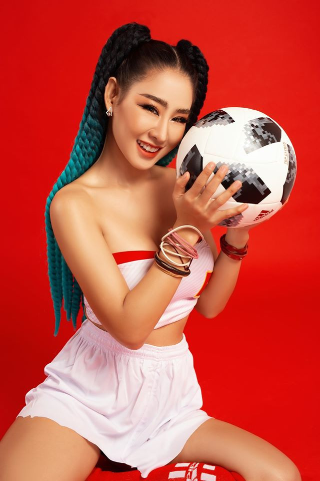 'Bỏng mắt' với hai người đẹp chụp ảnh cổ vũ U22 Việt Nam giành HCV ảnh 5