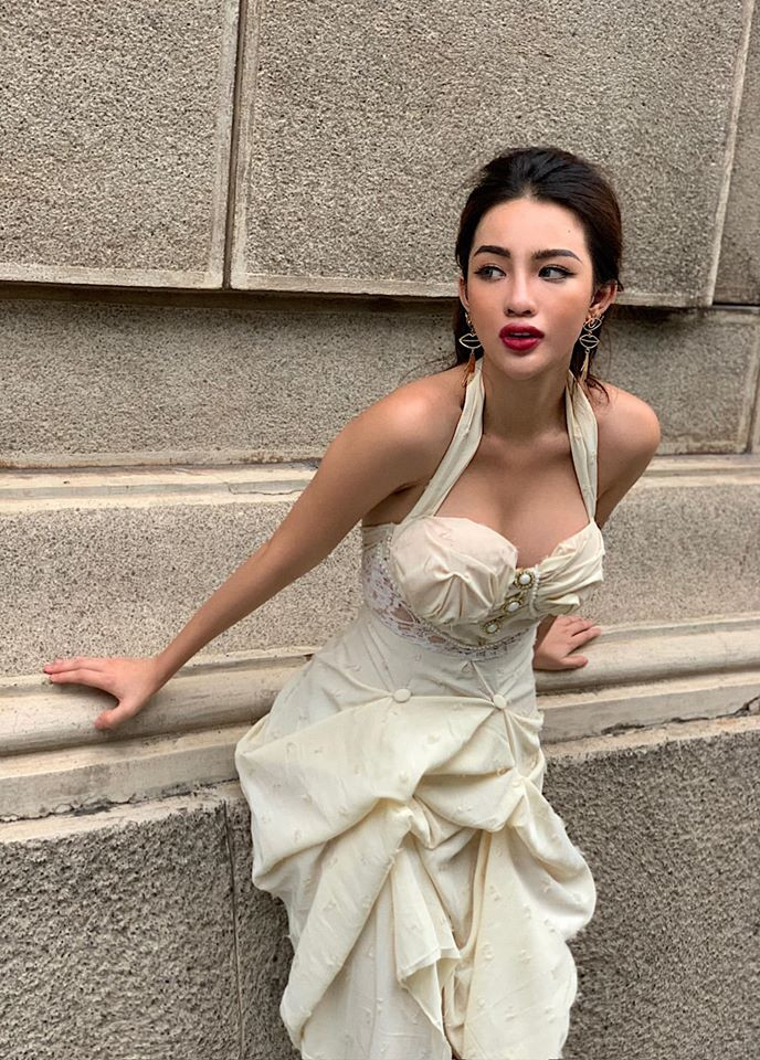 'Bỏng mắt' với hai người đẹp chụp ảnh cổ vũ U22 Việt Nam giành HCV ảnh 3