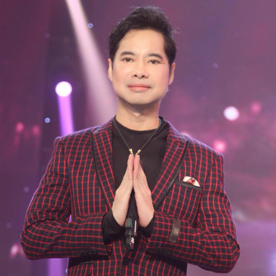 Hàng trăm người dân chen lấn trước cửa nhà Ngọc Sơn để được phát gạo và tiền ảnh 2