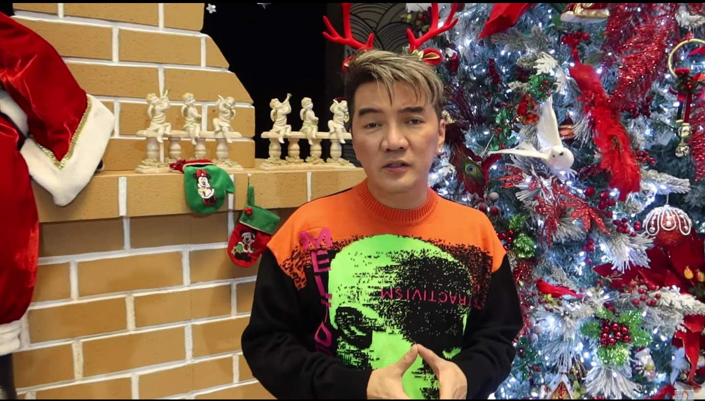 Đàm Vĩnh Hưng gây 'sốt' khi đeo bờm tuần lộc trang trí biệt thự đón Giáng sinh ảnh 6