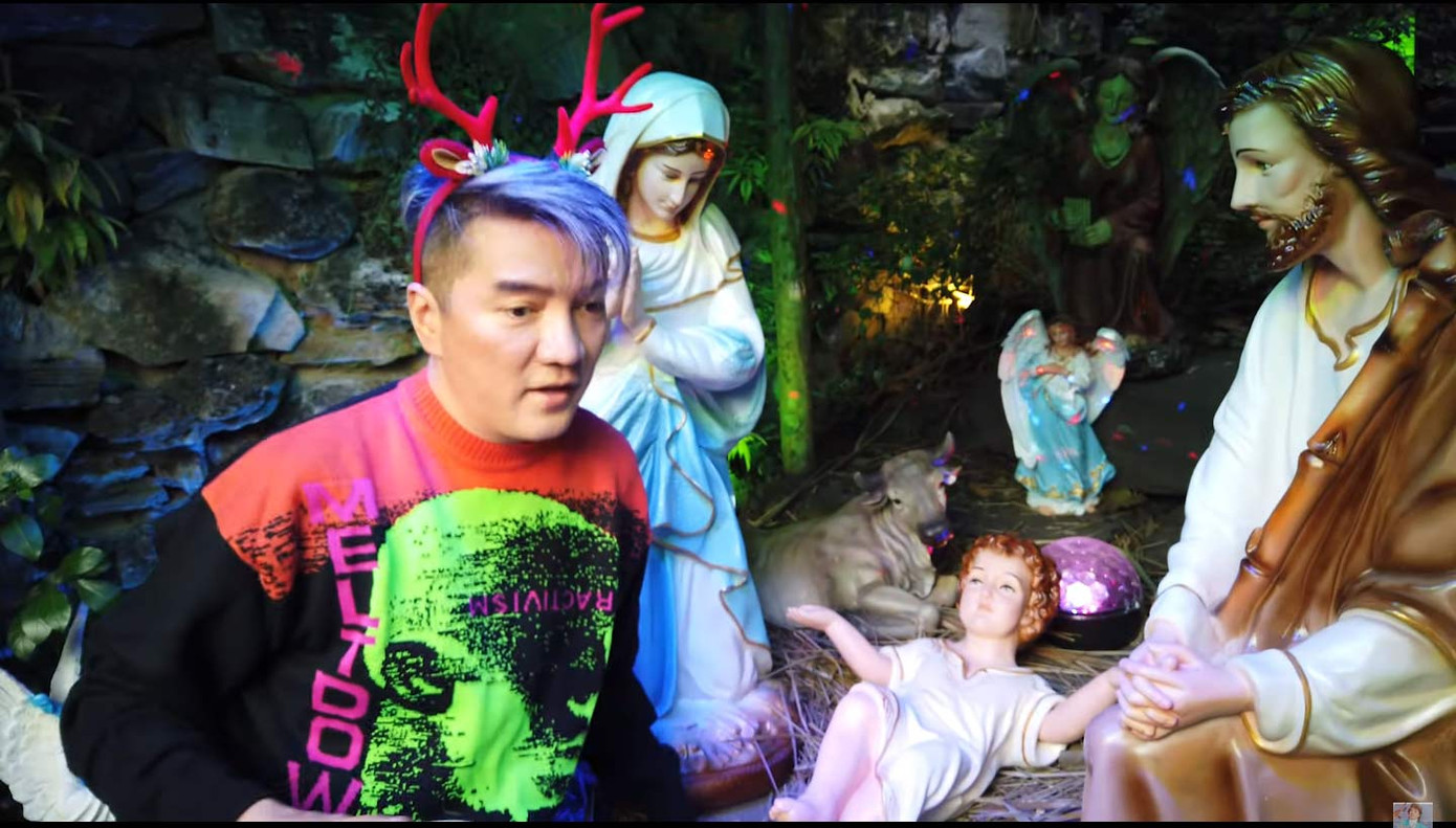 Đàm Vĩnh Hưng gây 'sốt' khi đeo bờm tuần lộc trang trí biệt thự đón Giáng sinh ảnh 7