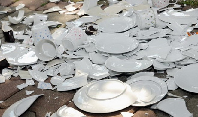 Những kiểu đón tết kì dị: Đón năm mới ở nghĩa địa, ném bát đĩa vào nhà hàng xóm ảnh 3