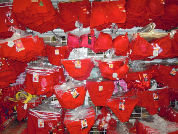 Những kiểu đón tết kì dị: Đón năm mới ở nghĩa địa, ném bát đĩa vào nhà hàng xóm ảnh 9