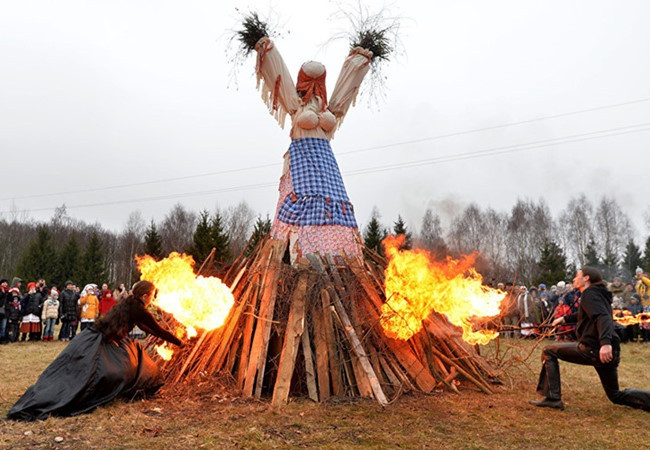 Những kiểu đón tết kì dị: Đón năm mới ở nghĩa địa, ném bát đĩa vào nhà hàng xóm ảnh 4