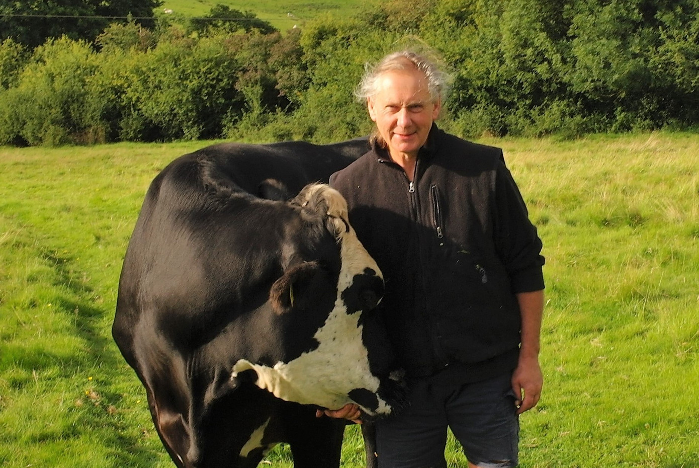 Những kiểu đón tết kì dị: Đón năm mới ở nghĩa địa, ném bát đĩa vào nhà hàng xóm ảnh 10