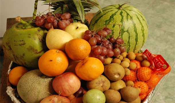 Những kiểu đón tết kì dị: Đón năm mới ở nghĩa địa, ném bát đĩa vào nhà hàng xóm ảnh 5