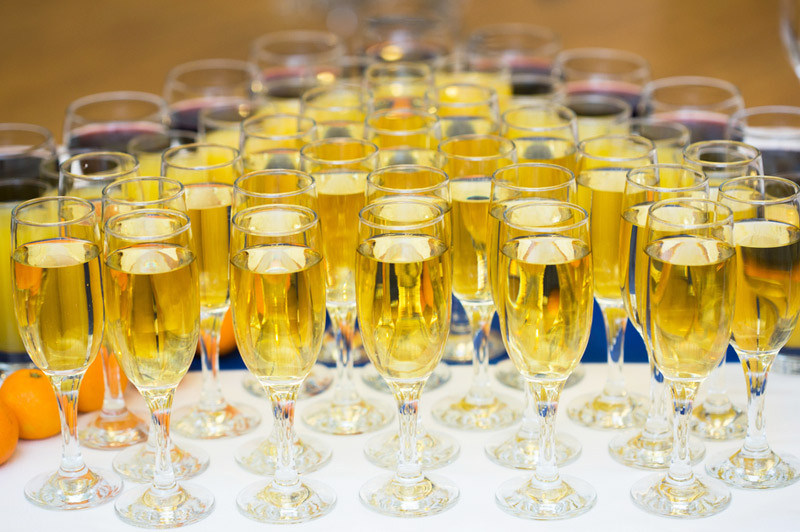 Những kiểu đón tết kì dị: Đón năm mới ở nghĩa địa, ném bát đĩa vào nhà hàng xóm ảnh 7