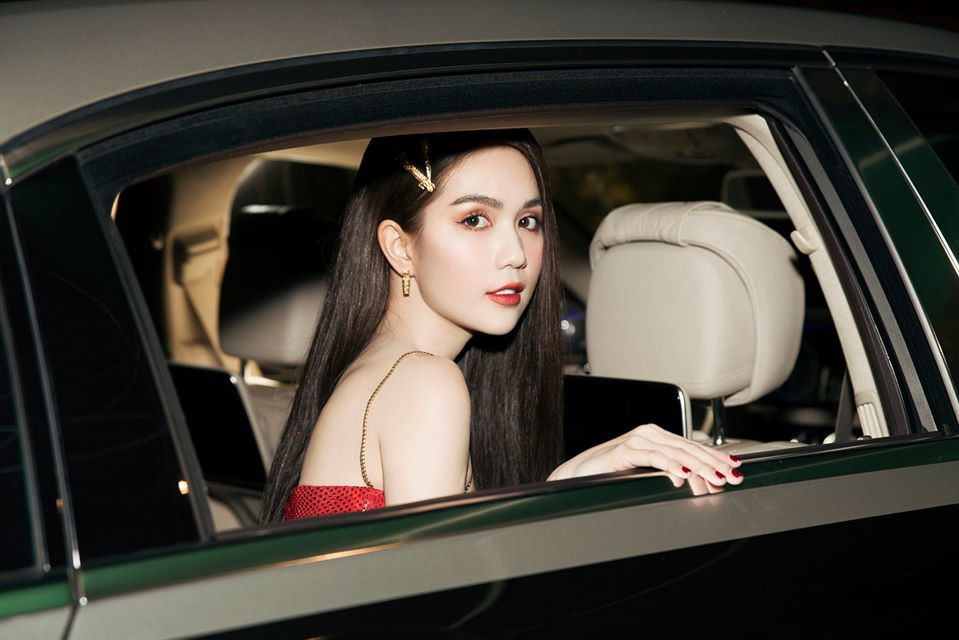 Ngọc Trinh lại 'thiêu đốt' ánh nhìn với váy bó sát trễ ngực ảnh 7