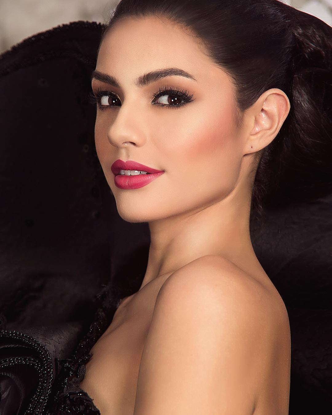 'Bỏng mắt' với hình thể của nàng hậu đồng hành cùng tuyển Lào tại SEA Games 30 ảnh 14