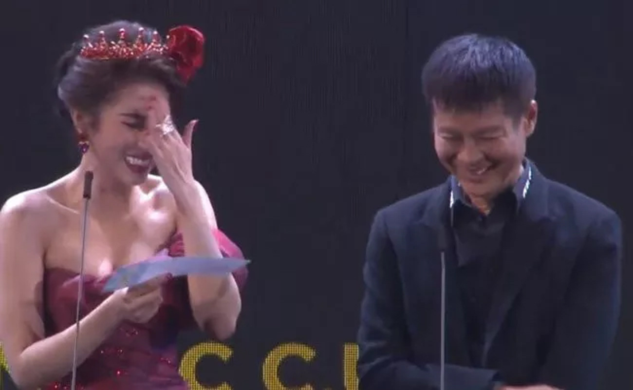 Showbiz 28/12: Người đẹp gây 'sốc' vì đọc nhầm tên quay phim thành từ nhạy cảm ảnh 1